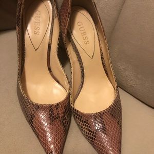 Guess Pumps